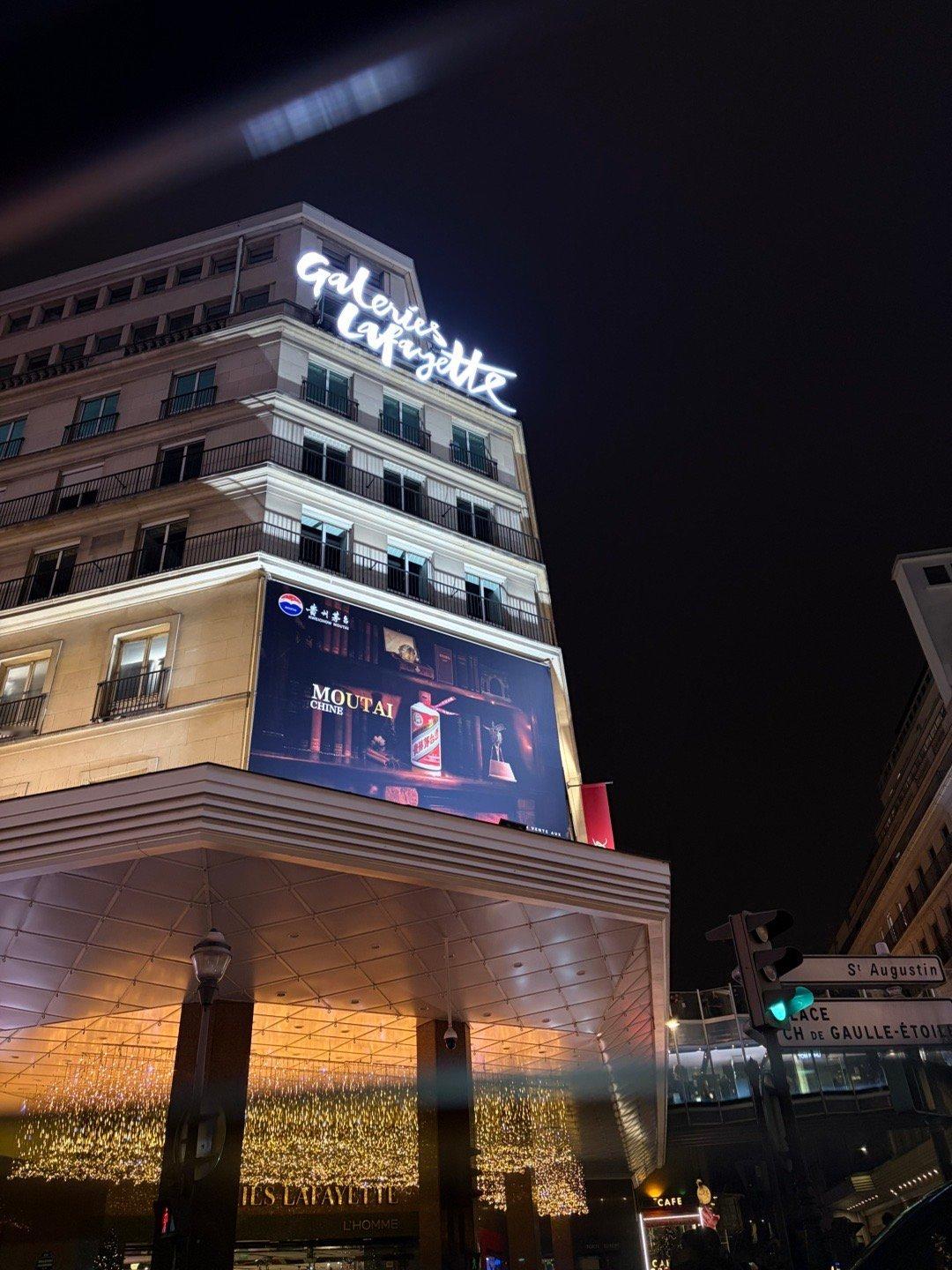 广告牌： 法国·La fayette 老佛爷