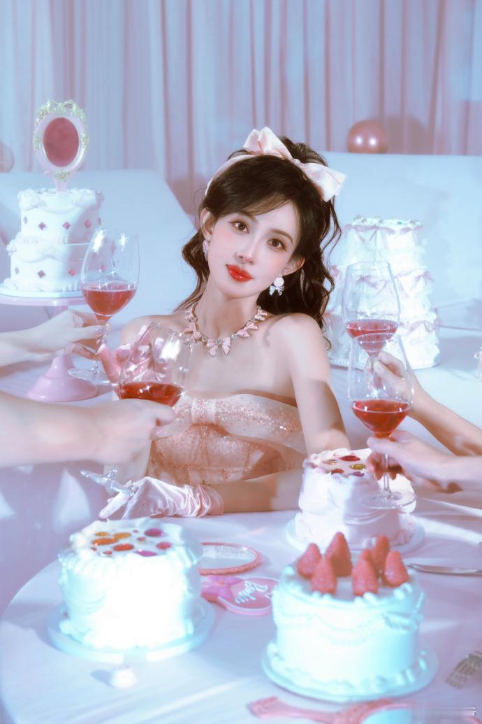 孟子义hi6开业LOOK揭晓这次的开业LOOK简直是气场全开，完美演绎了她的优雅