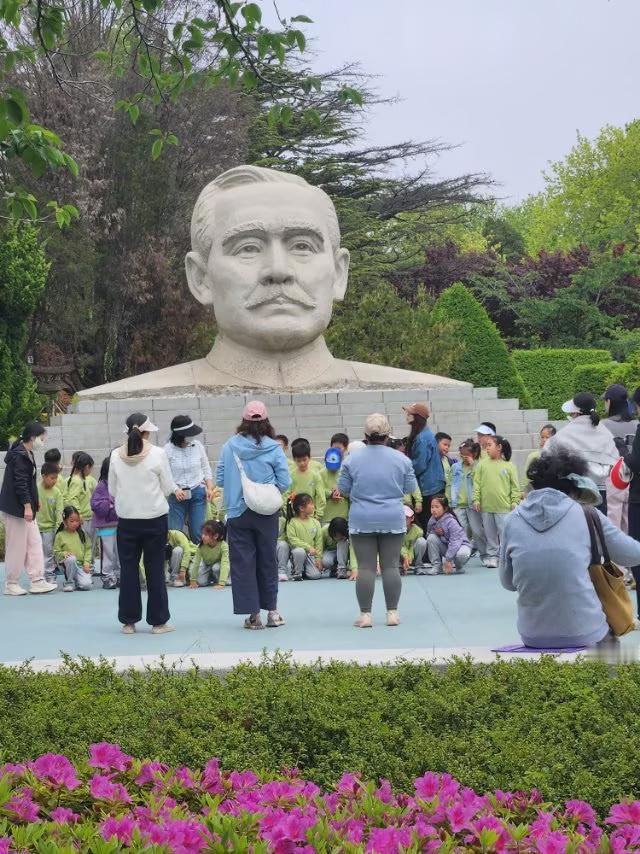 学校老人带学生走出校门到，到大自然进行户外活动，与课夲知识联系起来，这样丰富了敎