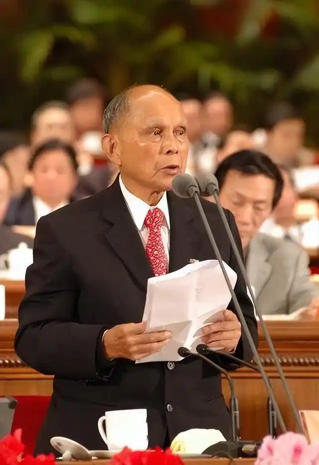 最爱国的四位商人，个个都是无价之宝

第一位：霍英东。霍英东先生是享国葬待遇的香