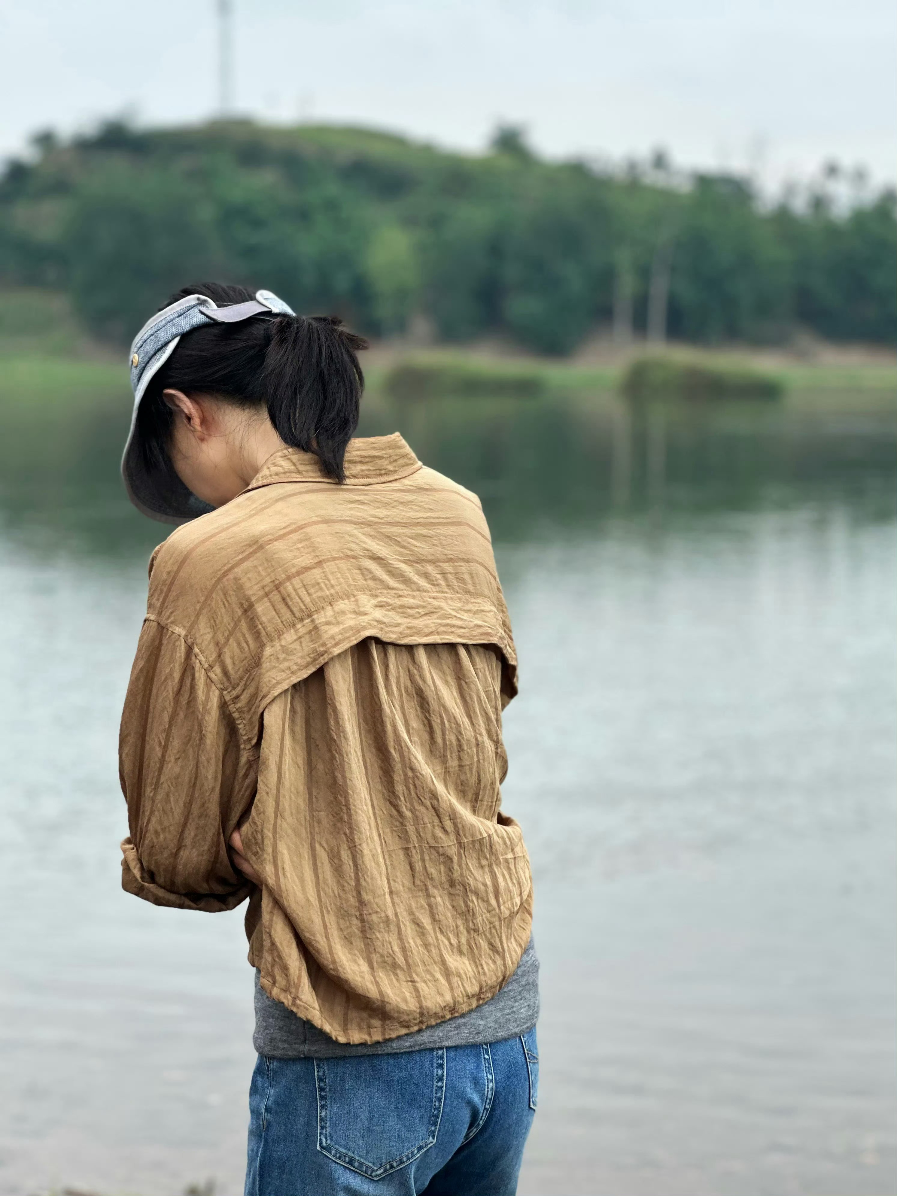 湖畔晚风舒展自在，看姐姐松弛随性的户外模样，刚好戳中当代年轻人反复横跳的减肥现状