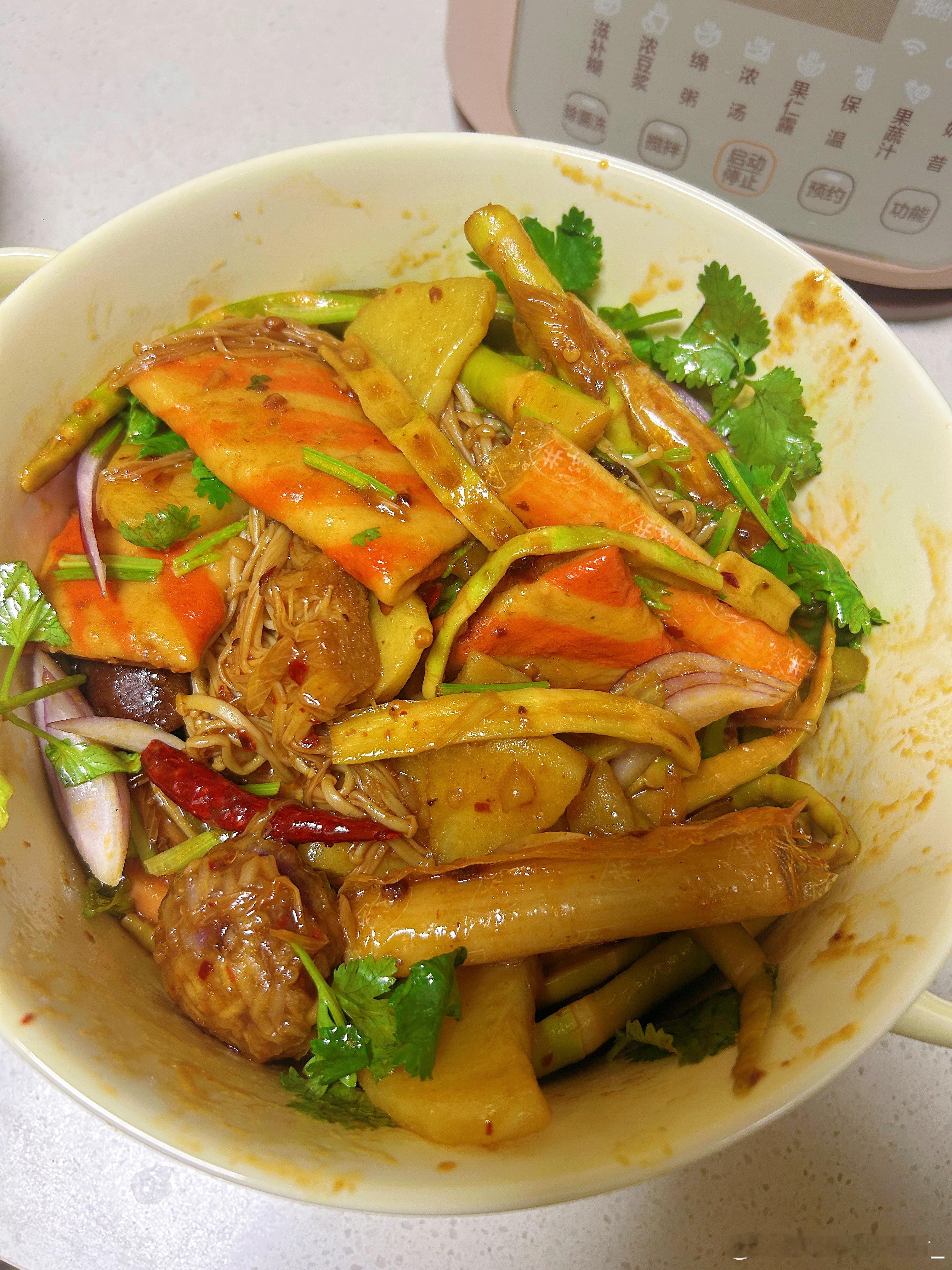 麻辣香锅。虽然做的不太正宗。但是味道杠杠好。[比耶] ​​​