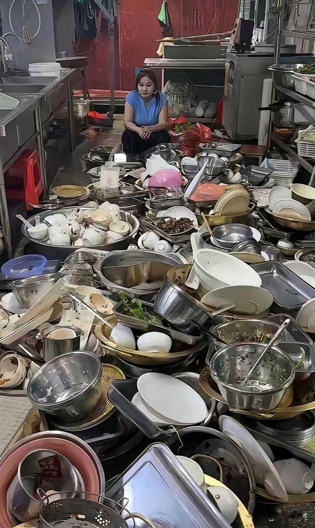 客人走后，留下了一大堆餐具给大姐，
看到这这些餐具的时候大姐眼里的光消失了。感觉