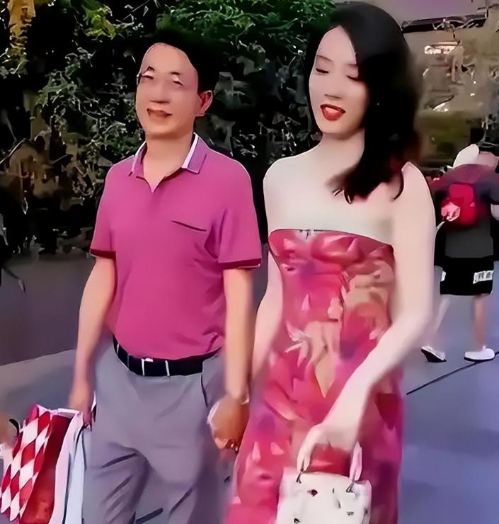 “牵手门”后，董思槿的人生彻底改写。2023年6月，成都太古里街头一段牵手视频炸