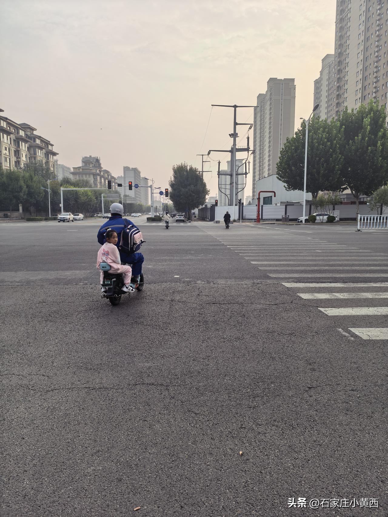今日早高峰石家庄城市之心附近十字路口，对面明明是红灯，这位宝妈迎着红灯骑着电动车