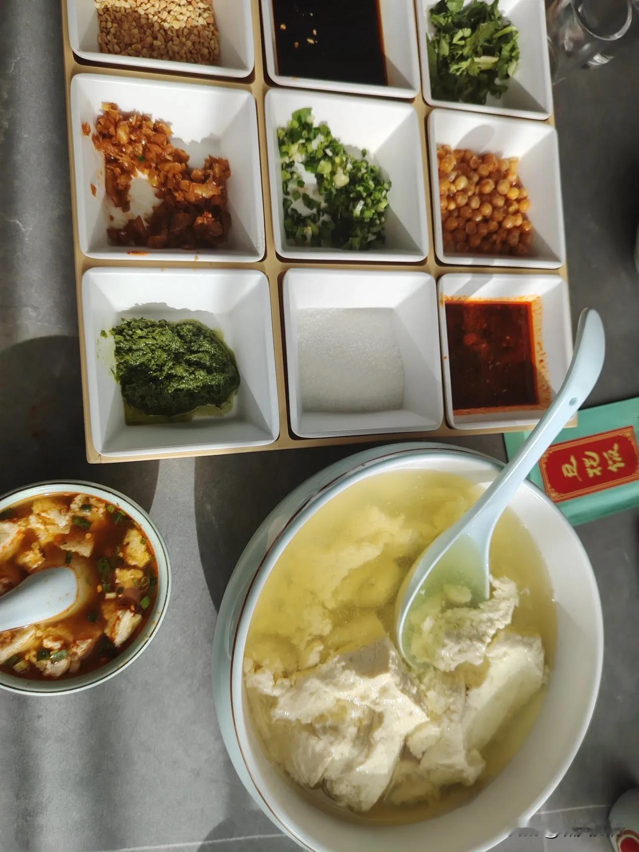 中午豆花饭菜，好吃吗？

中午有亲戚来串门，带他到龙泉湖湿地公园附近一家豆花主题