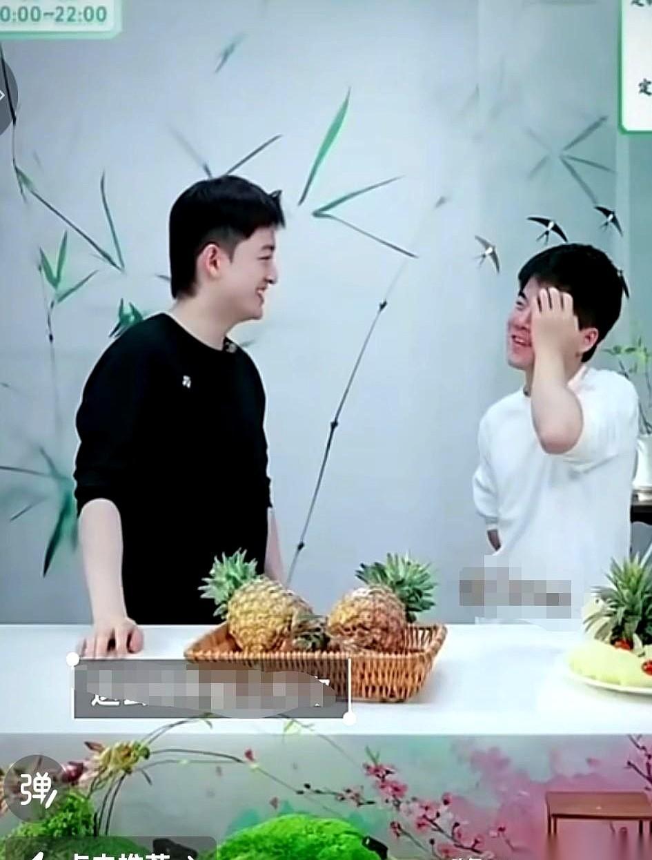 宇辉一身白衣，捂着眼就这么冲进直播间的时候，我真以为出啥大事了。
头发都没梳，整