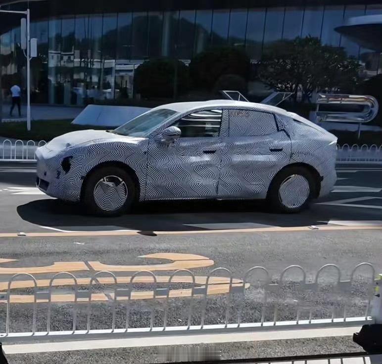 小鹏MONA SUV的伪装车最近又被拍到了，明年就会推出。设计估计跟MONA很接