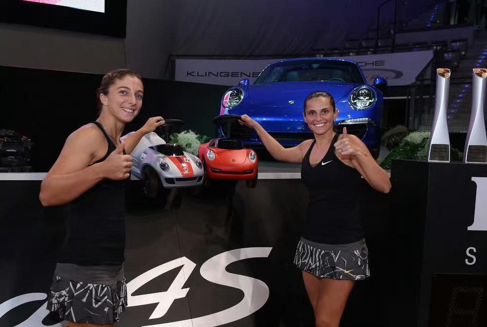 首盘暂陷不利！张帅/奥斯塔彭科斯图加特女双决赛激战，6-1落后仍握翻盘希望，金花