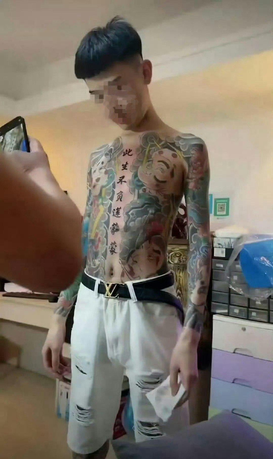 这孩子，这一辈子算废了！不知成年未成年，若未成年，这纹身店老板已经犯法了吧 ​​