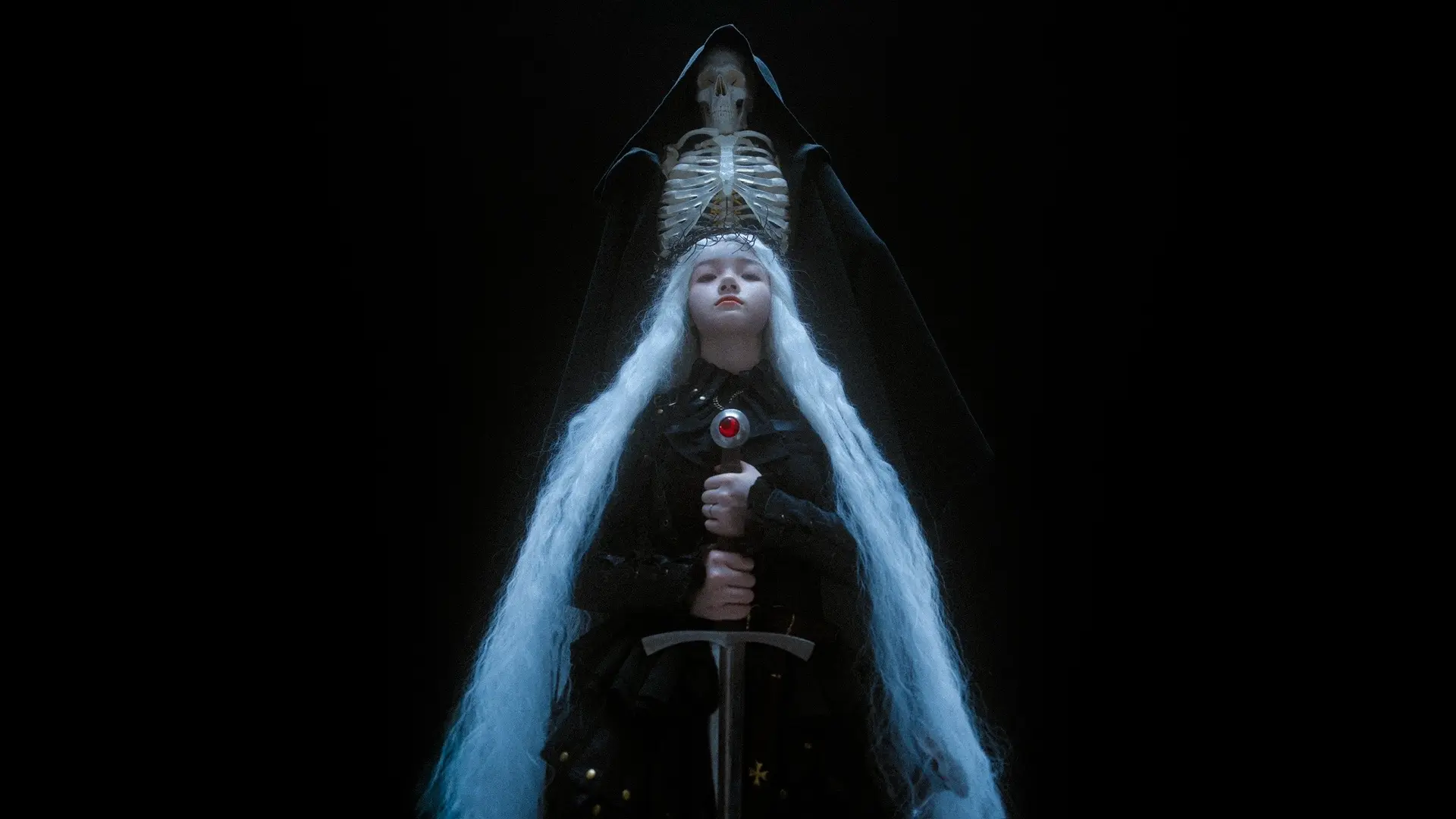 我于荒颓中睁眼，亦从灰烬里重燃。