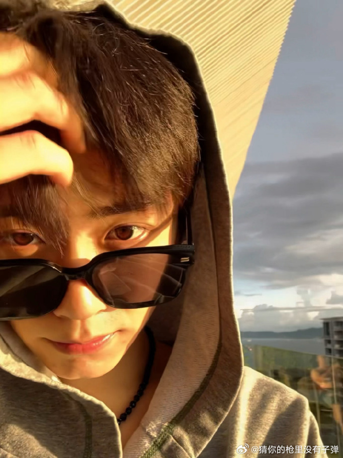 李卿太阳晒时候、李卿好阳光明媚李卿晒太阳的自拍好绝！阳光明媚的氛围感拉满，帅得恰