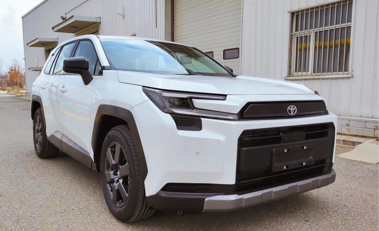 新一代丰田RAV4申报图，C形大灯+硬核新前脸
车长4620，轴距2690
提供