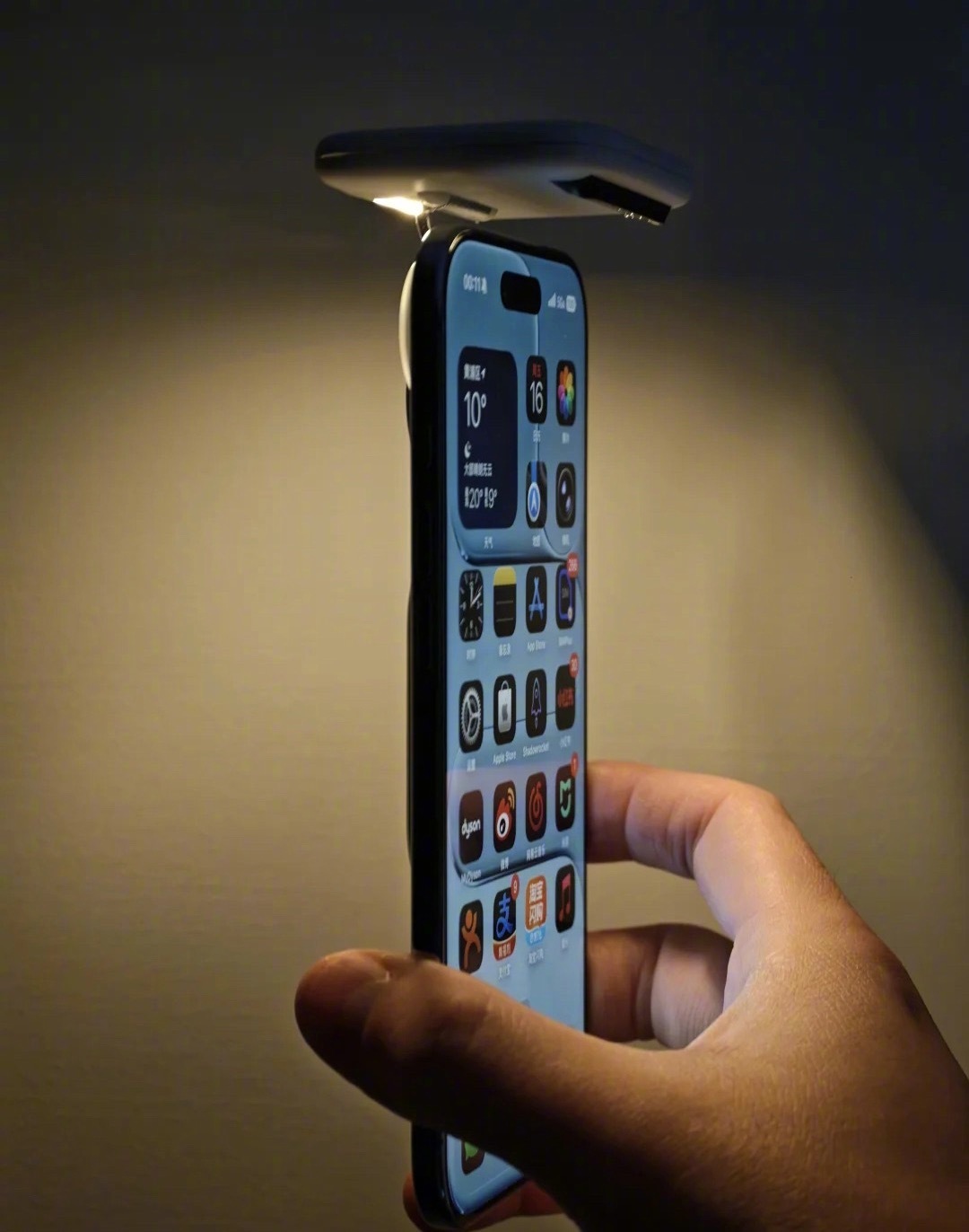 给我的手机加一盏小夜灯💡磁吸在iPhone上的小夜灯，给我的眼睛减少一点熬夜玩