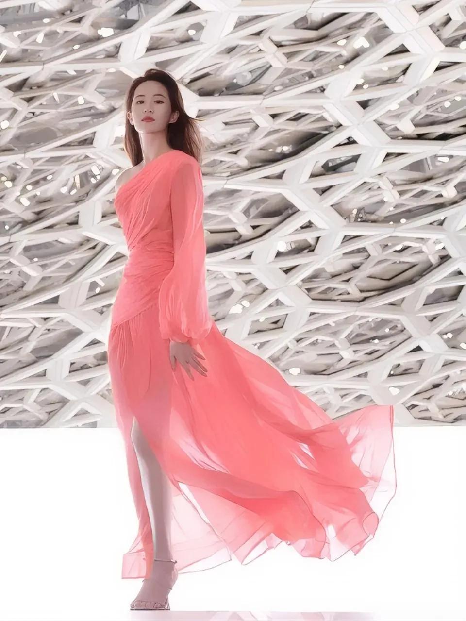 刘亦菲是一位备受瞩目的演员，她凭借出色的演技和迷人的外貌，吸引了无数粉丝。在她的