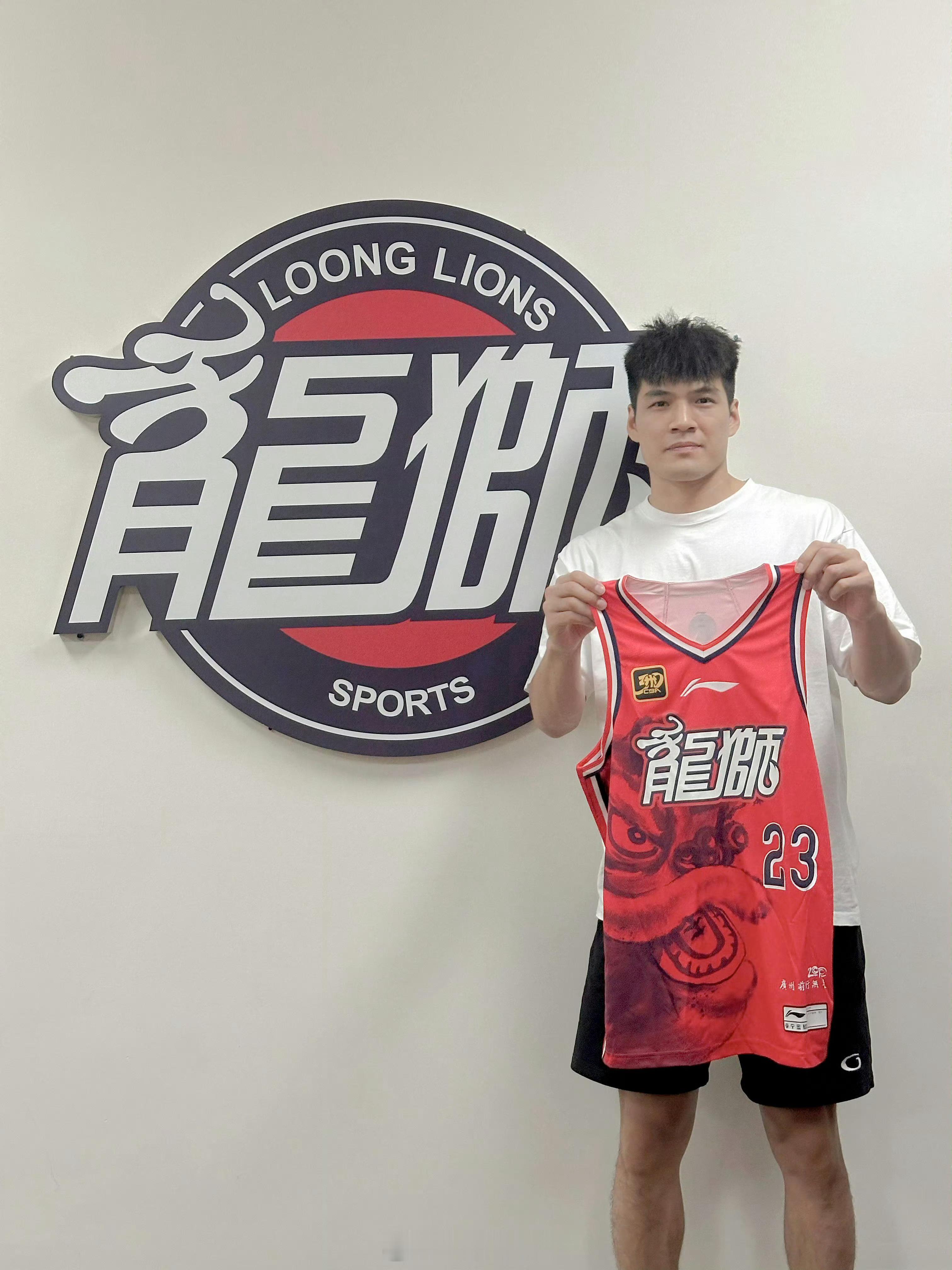 陈国豪今天首次与广州龙狮一线队合练，并同在队的队友们打了对抗。此前国豪虽已在俱乐