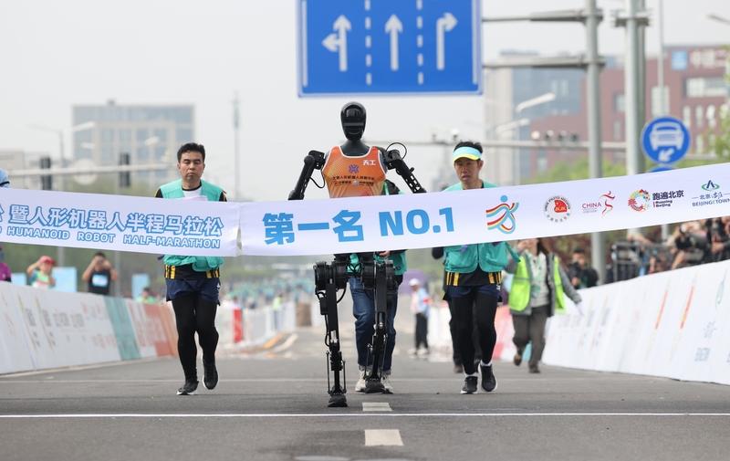 4月19日的2026北京亦庄半程马拉松太精彩了！万余名人类选手和100余个人形机
