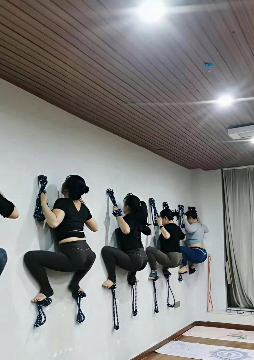 当代女生解压方式：把自己挂在墙上放空我还以为是蛤蟆功，她们说是扒墙瑜伽！ 