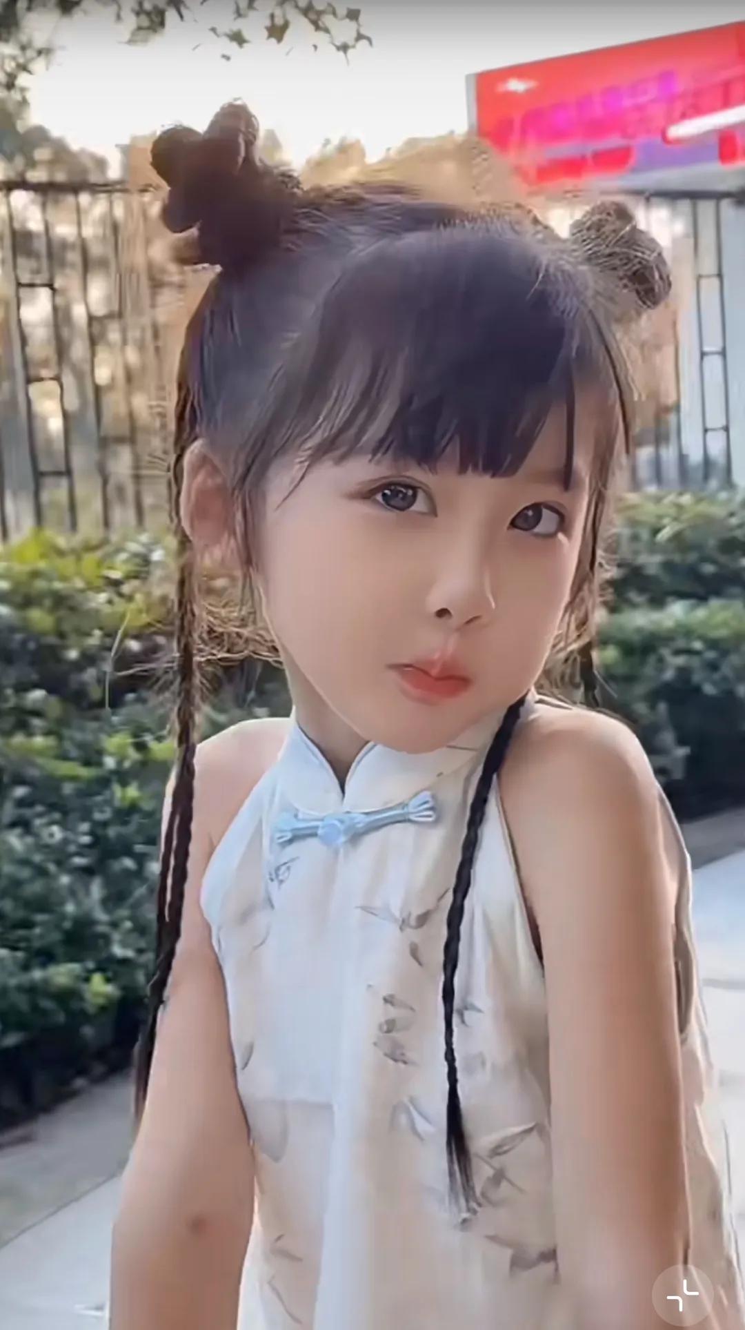 童年的生活，儿时的回忆，仿佛一切又回到了从前。#美丽的童年。# #邻家小美女！#