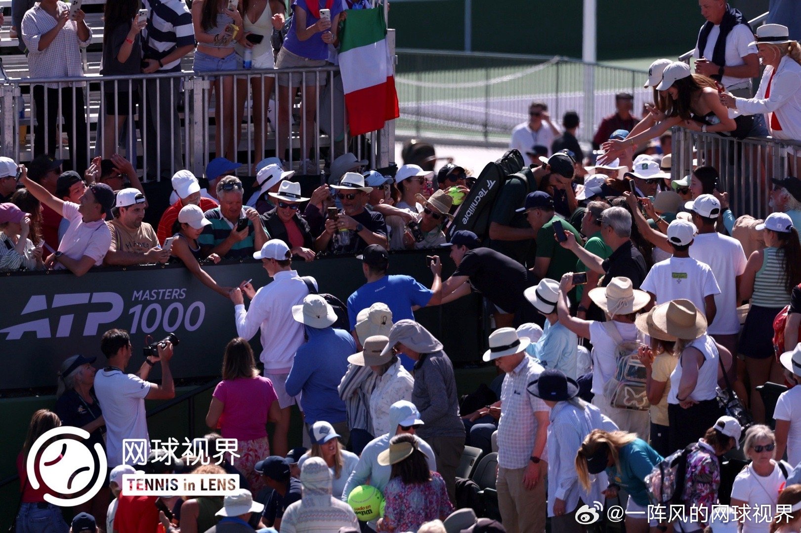 双打使人快乐辛纳/奥佩尔卡虽然男双首轮不敌头号种子，但是整场比赛透着开心。一米九