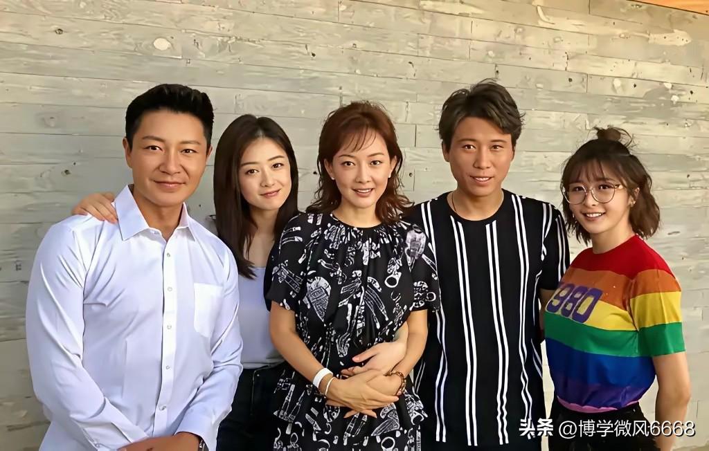 一直觉得蒋欣的颜值一般，没想到她跟其他人的合影她是最美的一个，比牛莉有气质。男的