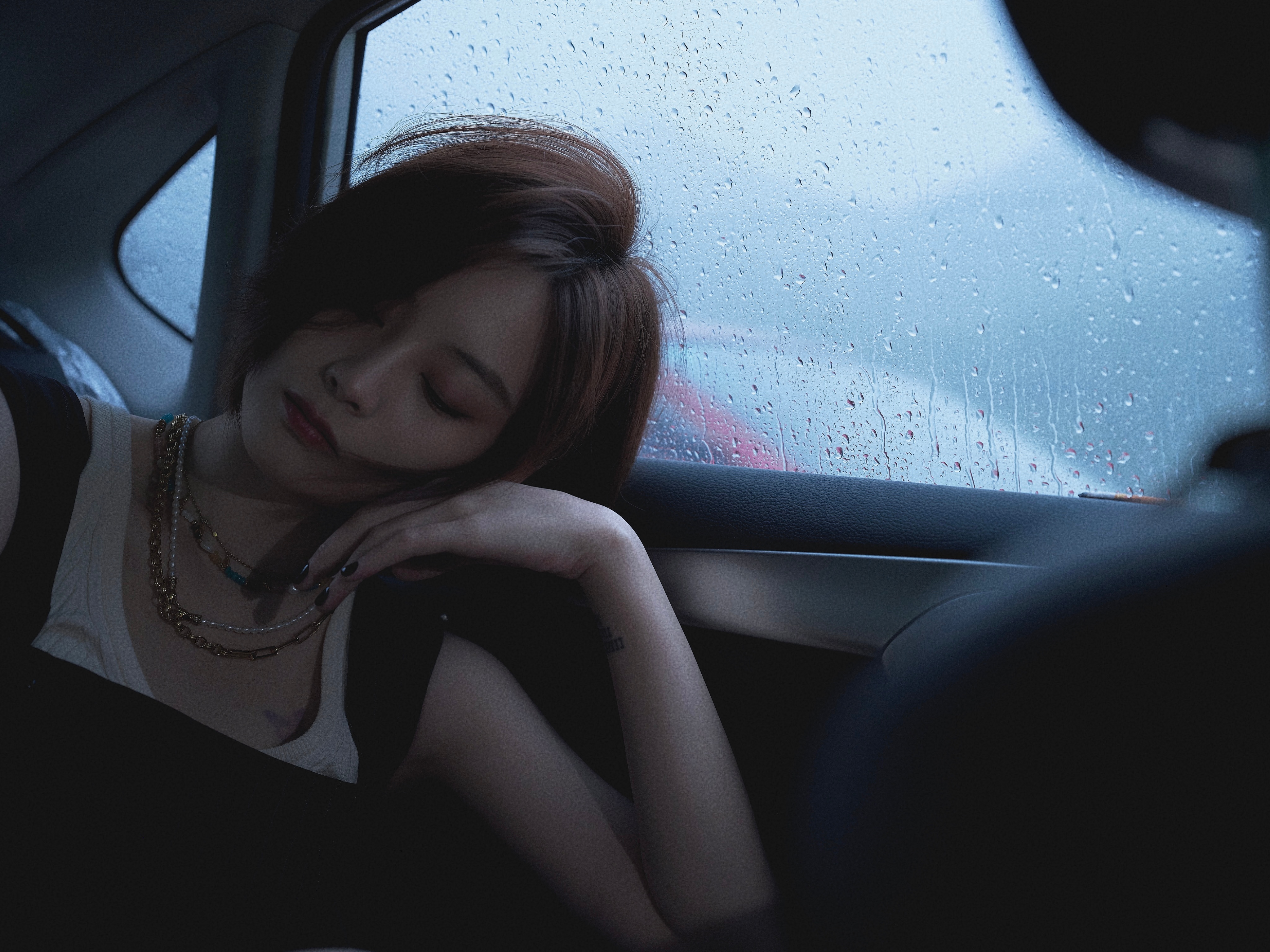 有一天  我在雨中看见了一只隐约闪烁的蝴蝶 ​​​