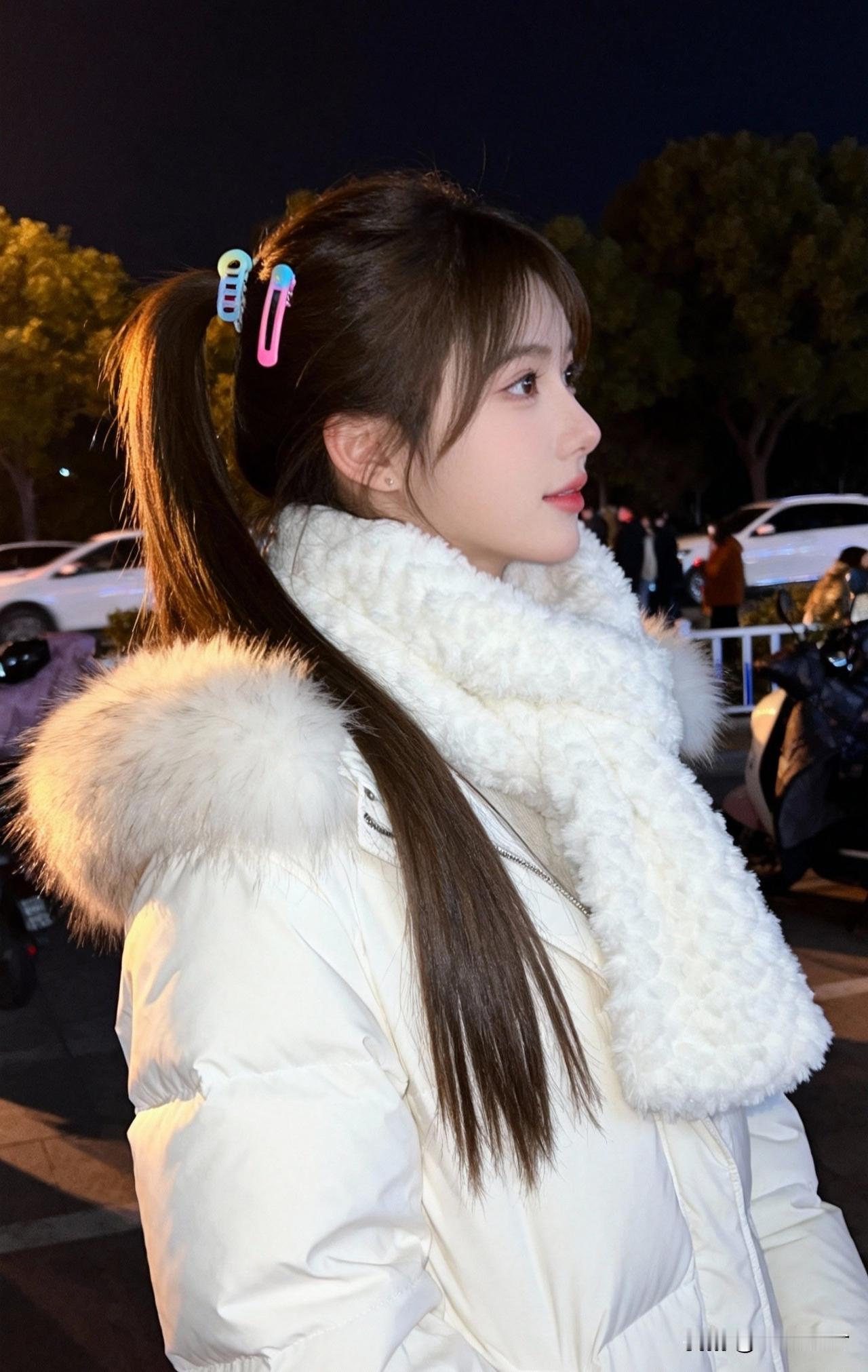 冬日暖阳下的甜美少女，毛绒外套与发夹的完美搭配，尽显温柔与俏皮。