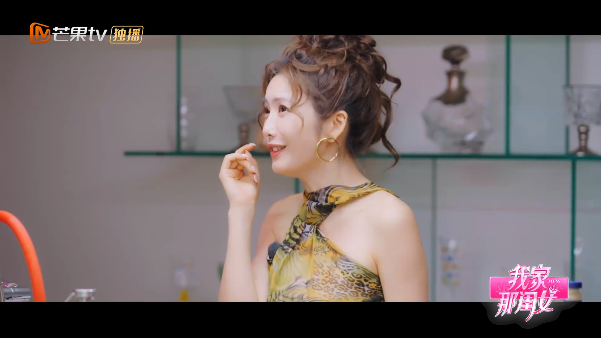蔡文静给摄像头起名字 蔡文静的脑洞好绝！对着家里摄像头取名美女蛇，一边敷面膜一边