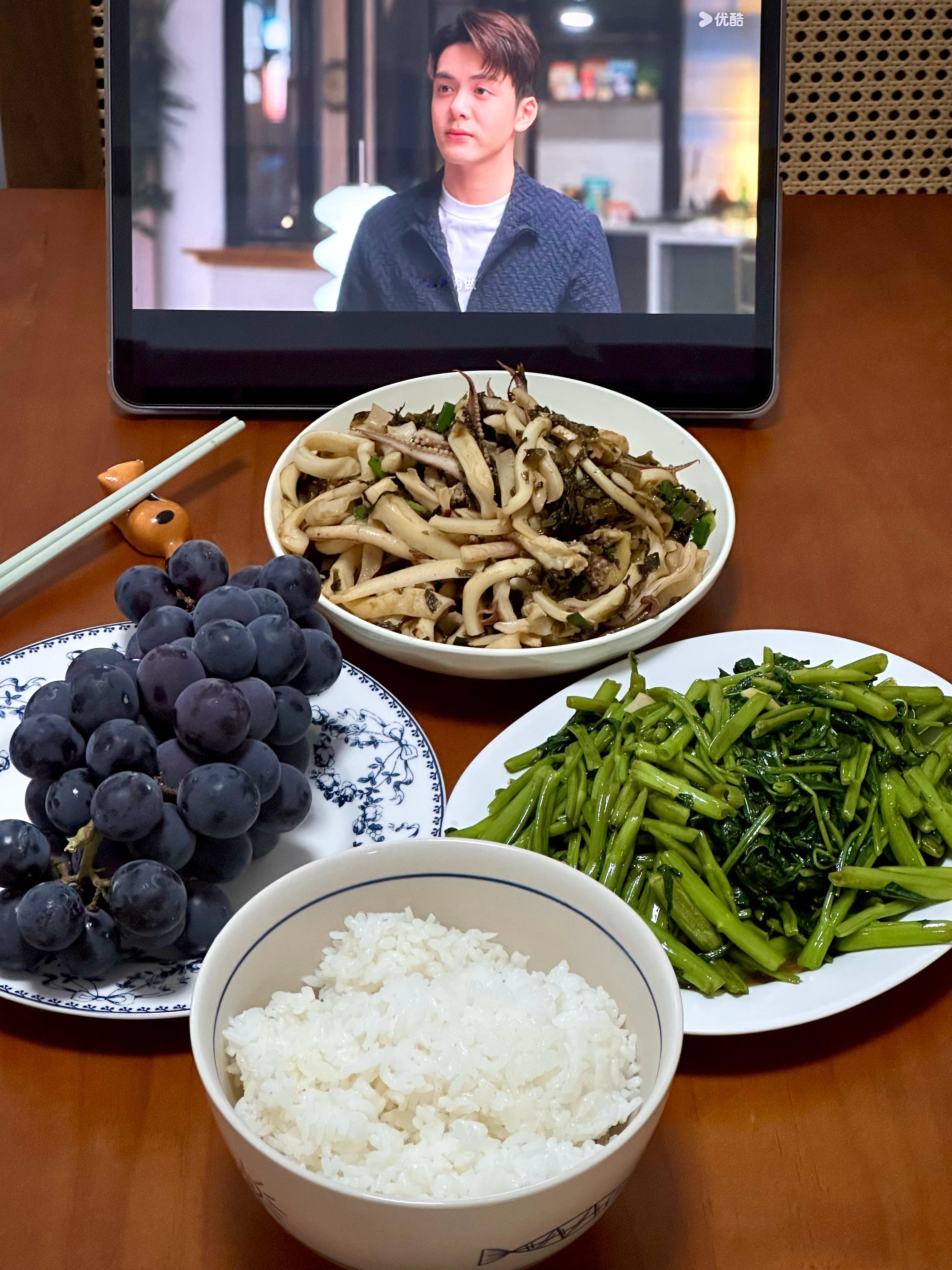 美食  回杭州直奔山姆 里面已经上圣诞品了🎄节日感扑面而来  但明明几天前还是