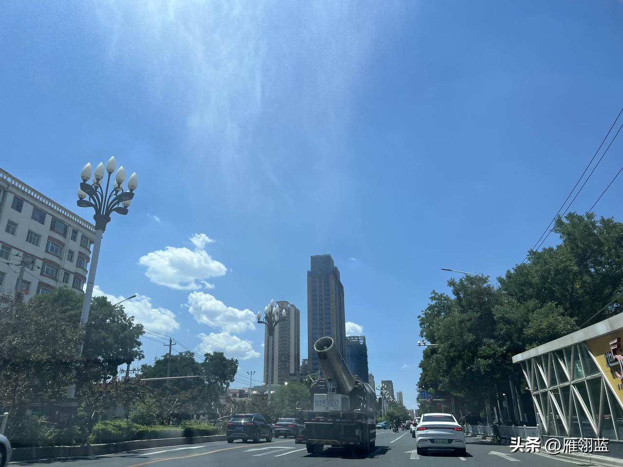 兰州今天这会儿特别热，实时温度31℃，前几天兰州的天气还挺好的，阴阴的凉凉快快的
