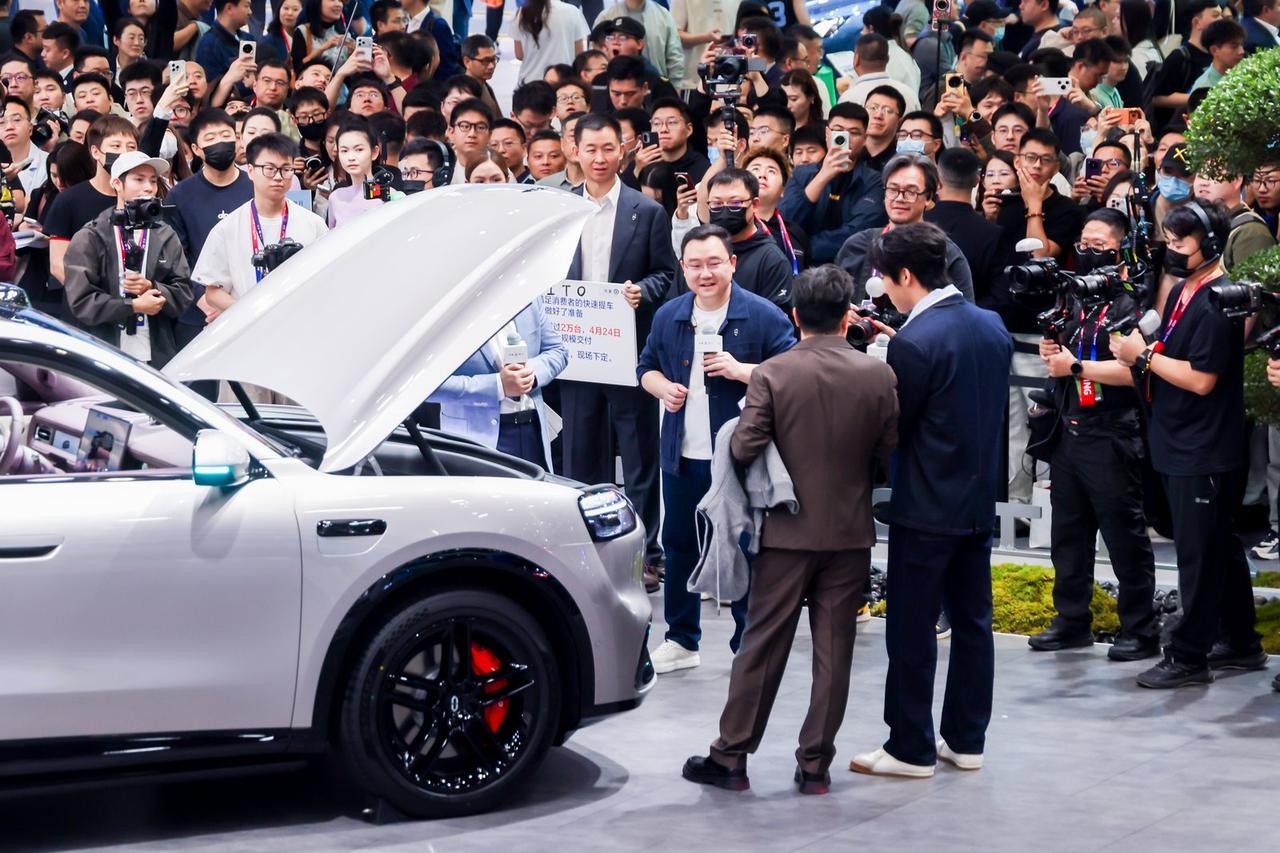 896线激光雷达+电池黑匣子，鸿蒙智行的安全底牌够硬
很多人逛北京车展只看外观和