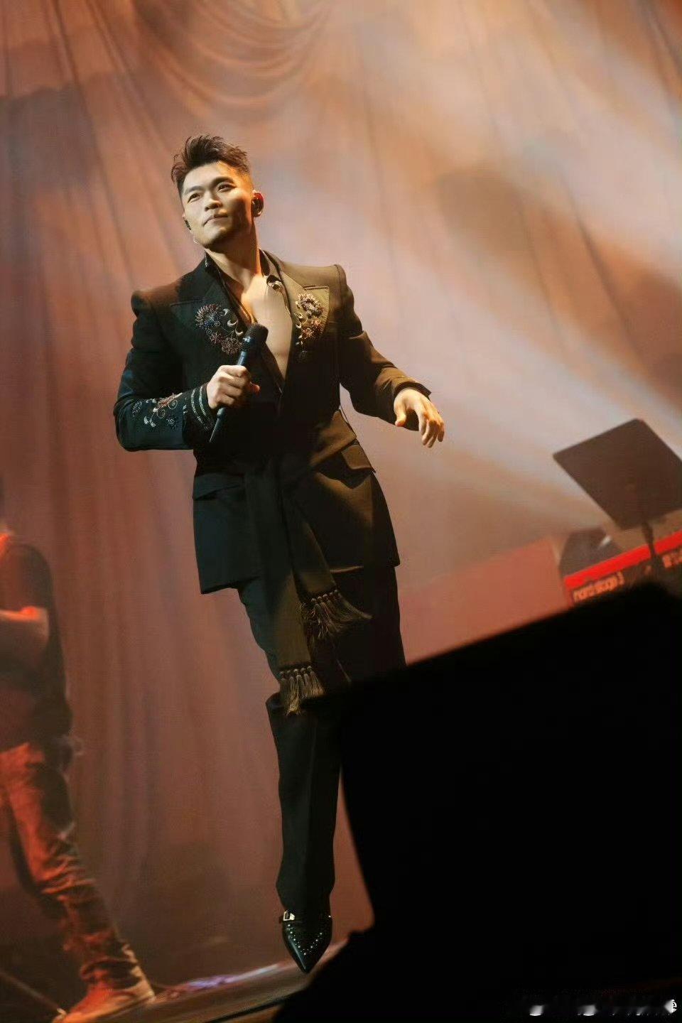歌手直播李玖哲 音准歌手2026 李玖哲独特烟嗓是独一份的王牌，稳住状态沉淀打磨
