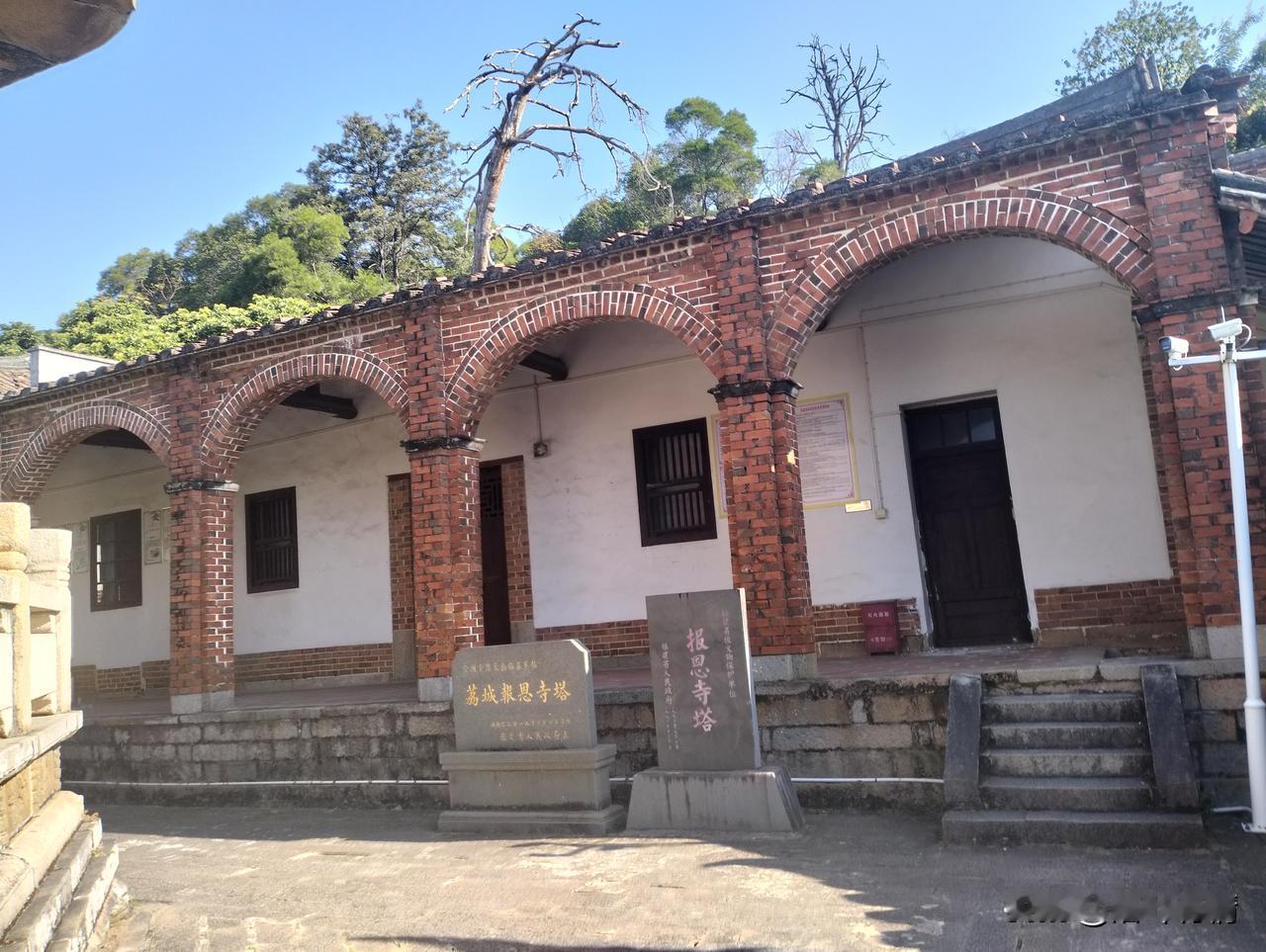 高约20米，

全部用石块儿堆砌而成，

据说是在北宋年间建立的，

屹立这么多