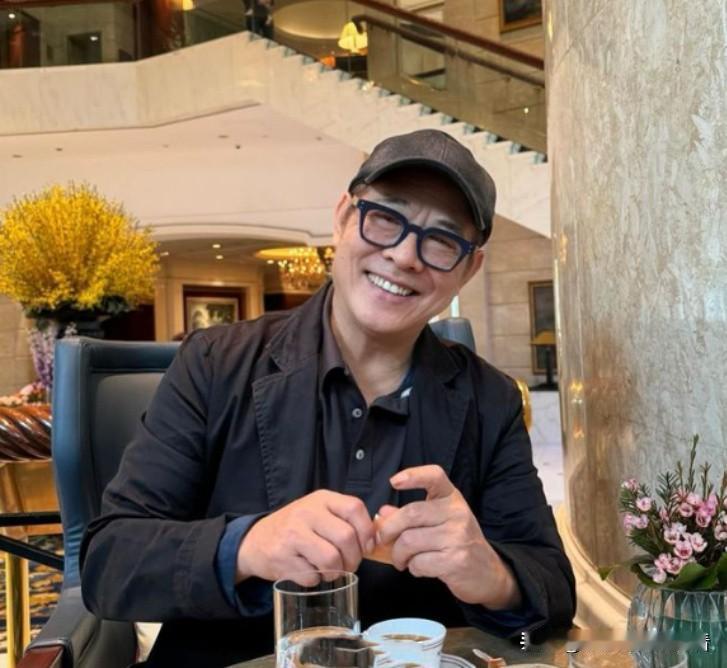 李连杰晒近照了，60岁的他看上去状态挺好的，虽然已经多年不拍戏，但也不像网上传的