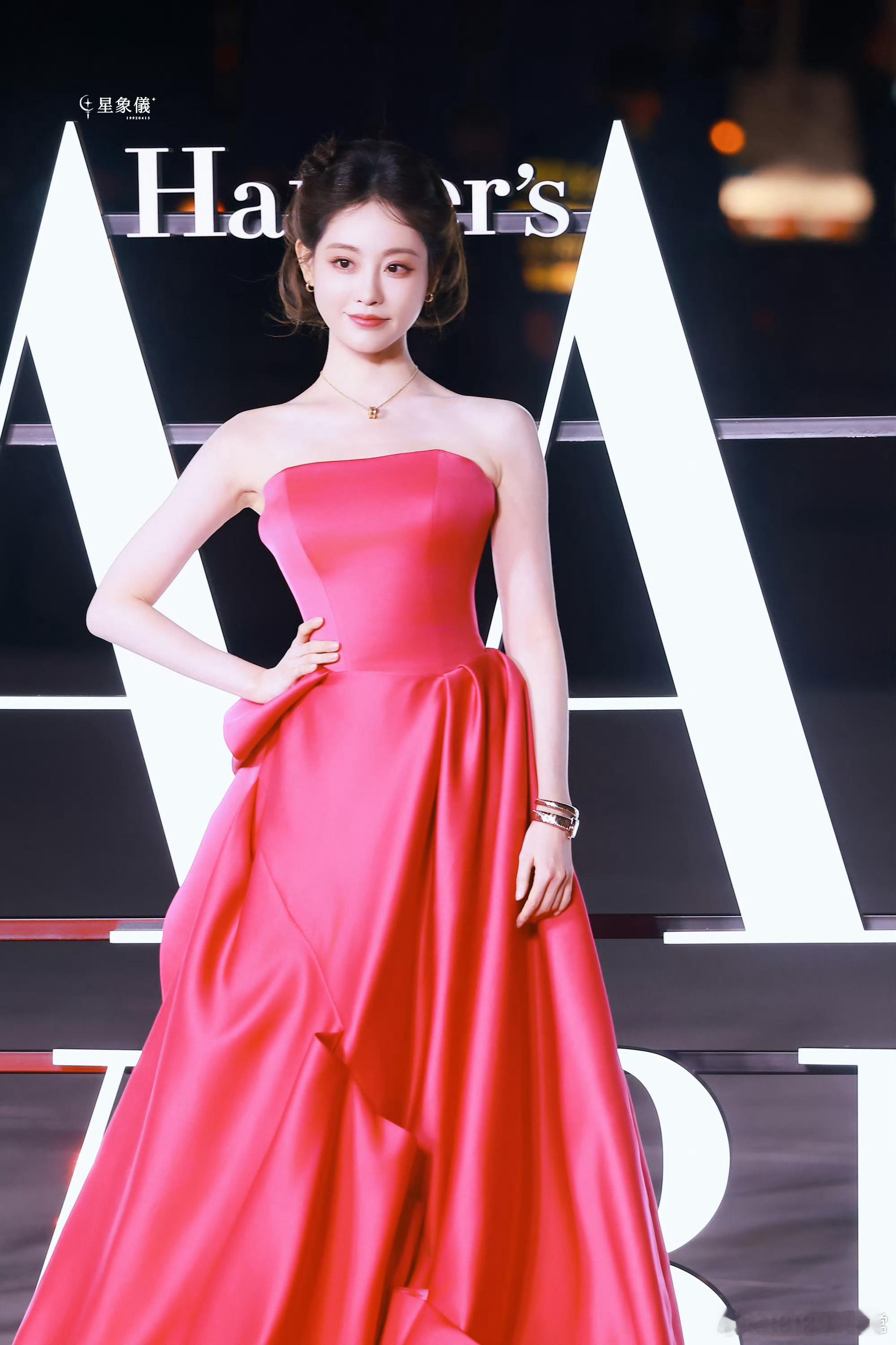 祝绪丹是盛开的玫瑰今晚的祝绪丹杀疯了！芭莎红毯上红裙盘发的造型，明艳又大气，妥妥