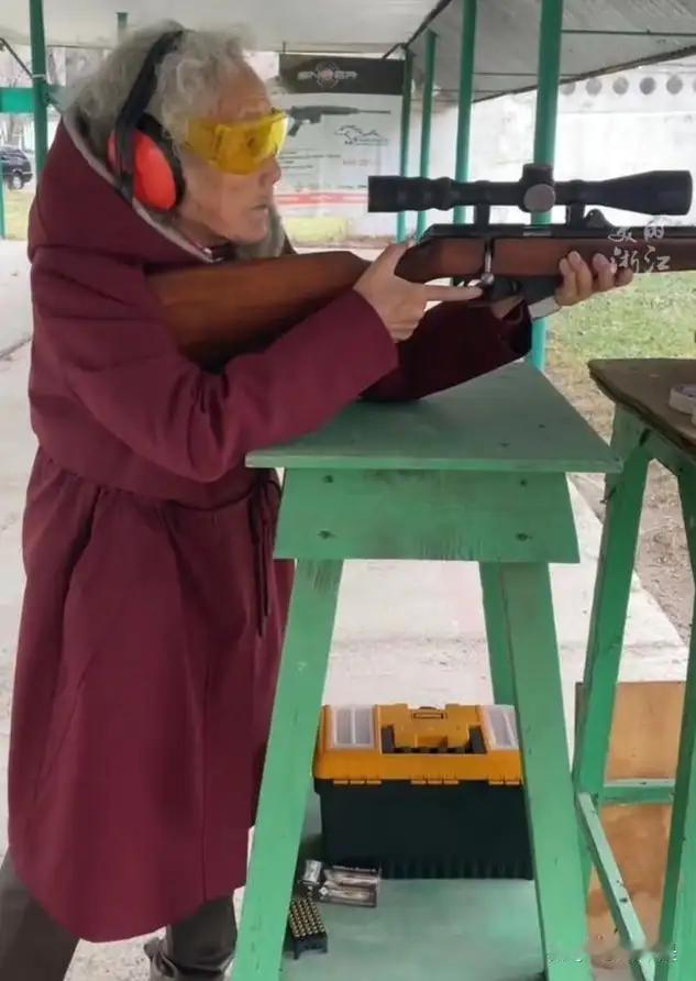 92 岁抗美援朝女兵实弹打靶 10 发 97 环，还是在一只眼睛看不见的情况下，