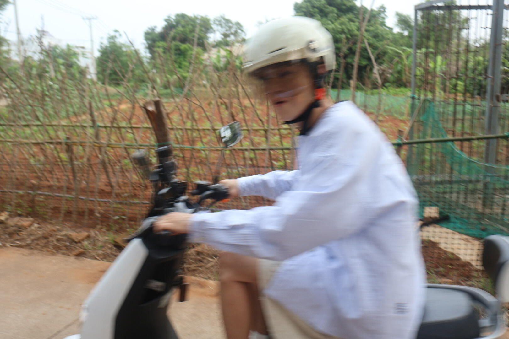 鹿晗脸上贴了创可贴 没事啦，造型而已～骑小电驴的鹿晗好可爱呀！鹿晗工作室