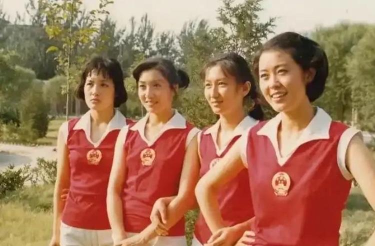 再看如今的倪萍，很多人心里会冒出同一个问号：怎么跟记忆里差这么远？
照片往回翻。