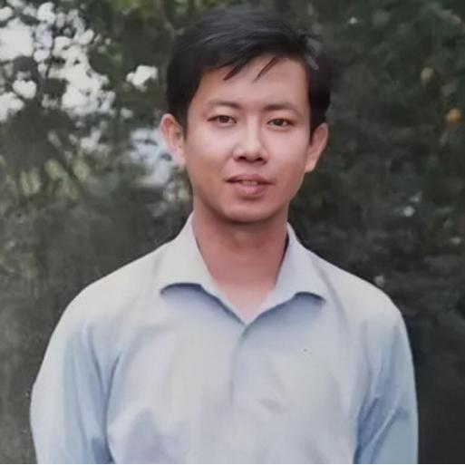 “我宁死也不道歉！”2019年一名乡镇执教19年的优秀教师，在亲吻过自己的一双儿