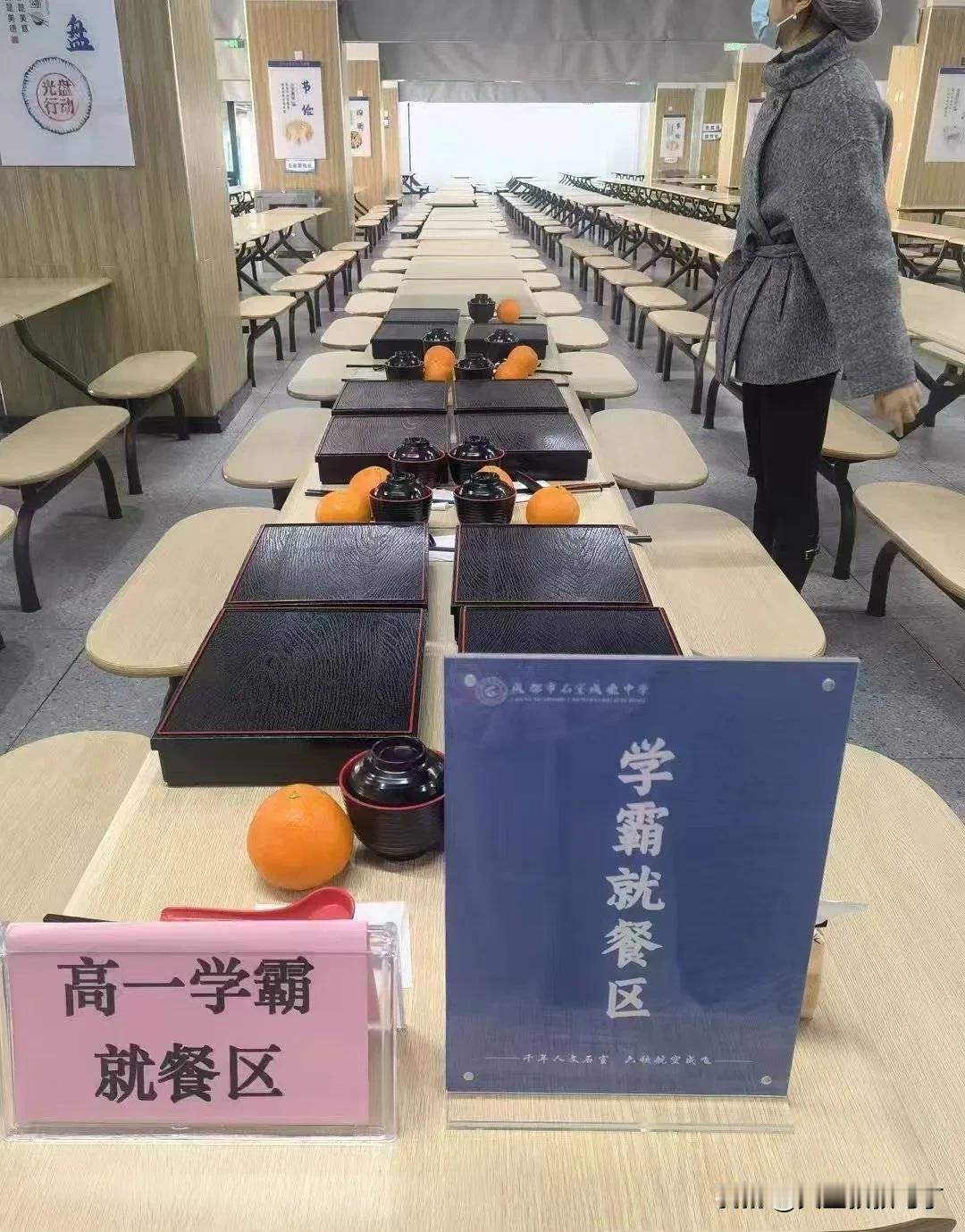 从娃娃抓起。

孩子们到学校了 神兽进校园了。 娃儿已到校 孩子入校了 孩子们都