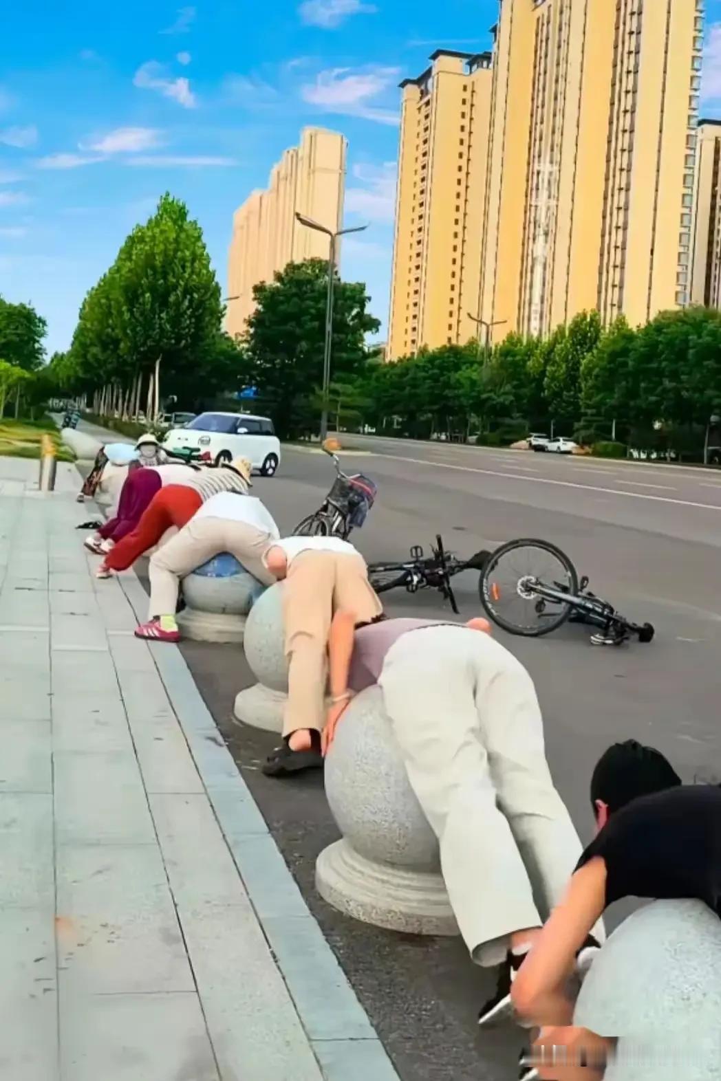哇塞！这些大妈们真是太勇敢了，为了健康，这也太拼了吧！

现在可是上蒸下煮，一年