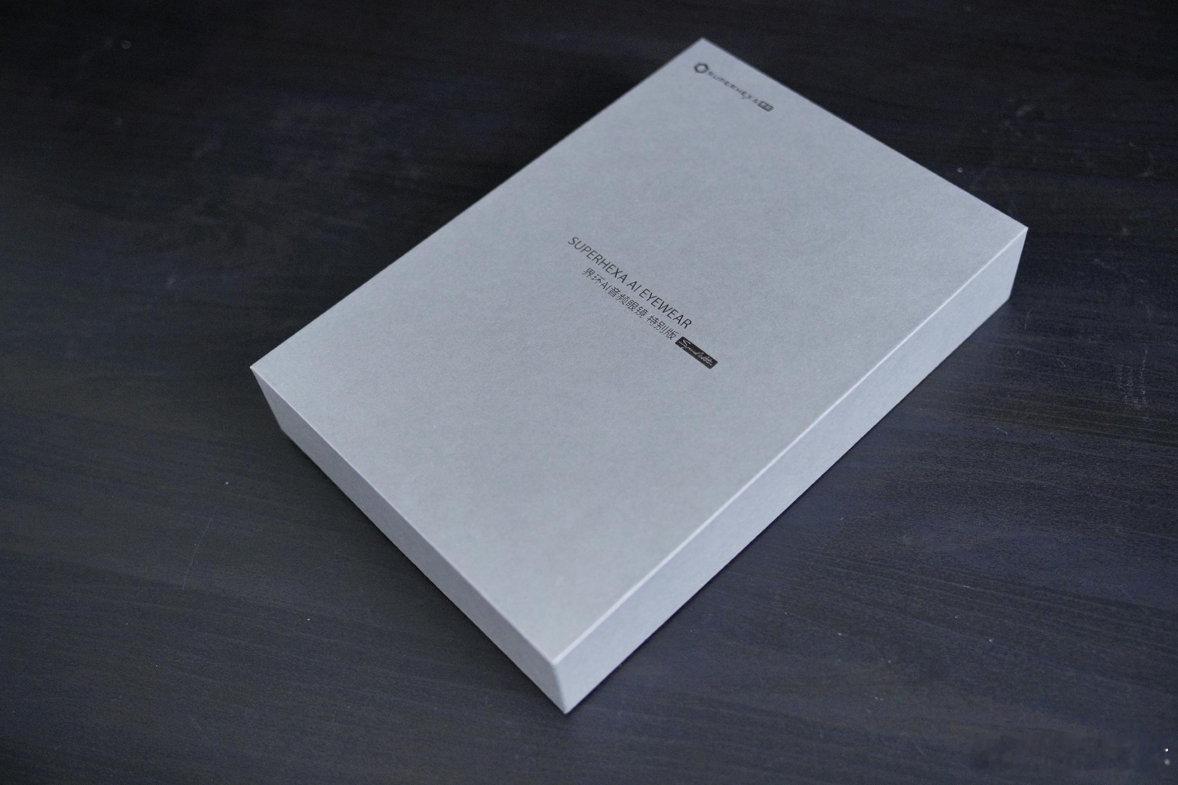 这两天在体验一款挺有意思的新设备——界环 AI 音频眼镜特别版。26.4g的重量