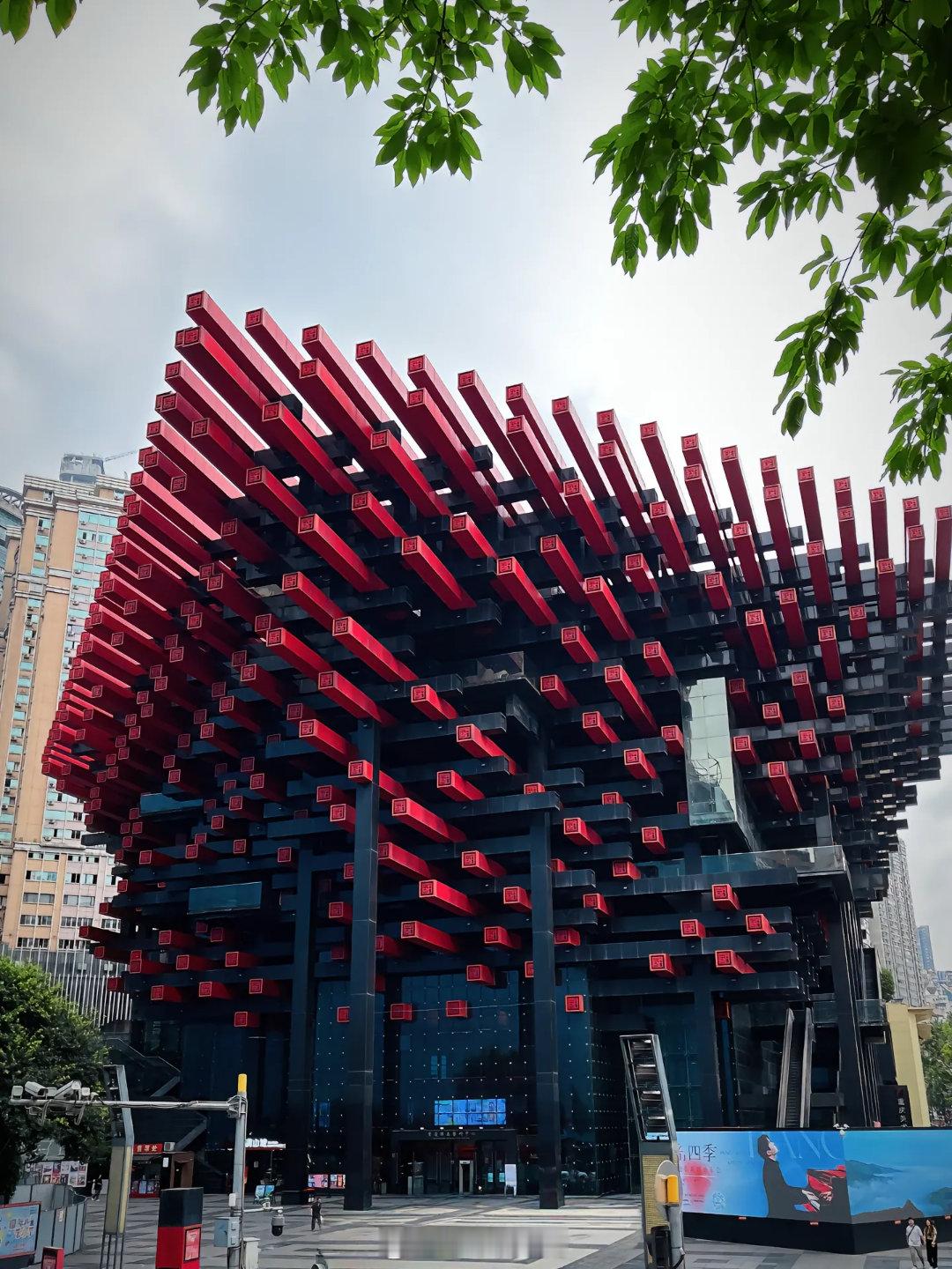 今日连板池1、沃格光电，10天6板，相关概念：玻璃基板+CPO+商业航天2、京投