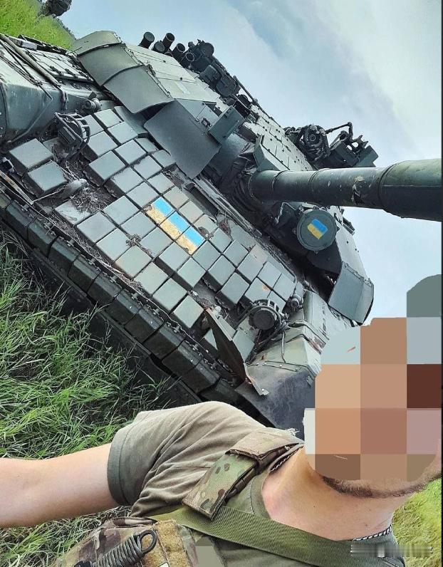 7月13日，俄军展示的，缴获了一辆乌克兰武装部队“稀罕”的T-72AMT坦克。从