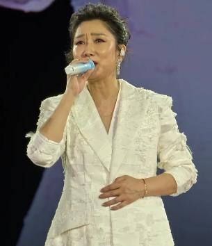 凤凰传奇的玲花开演唱会，唱到一半，一只虫飞进了她嘴里。
台下几千观众，有人尖叫有