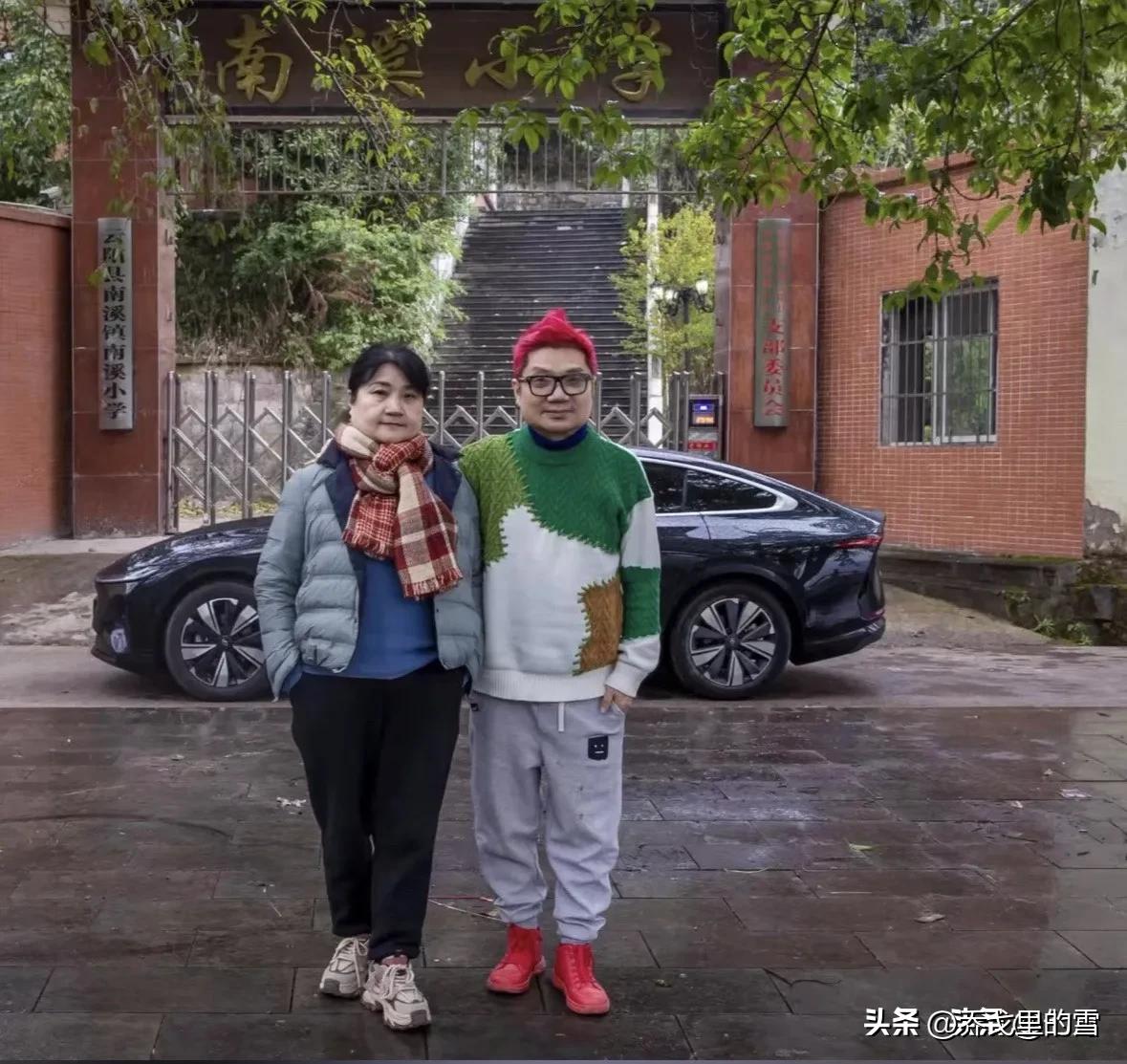 真是亲姐弟，程青松和他的姐姐如同一个模子刻出来的长相。

这两个人脸型最有特点，