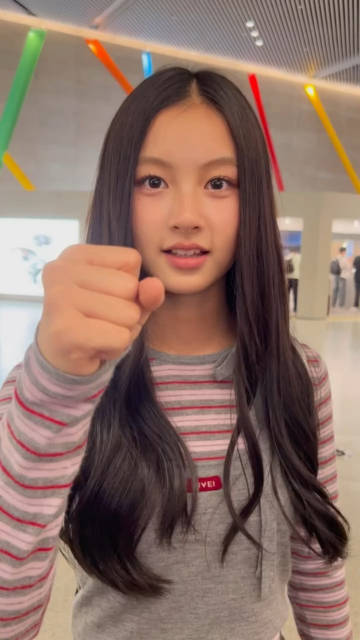 七七赵钰琪线下路透 最近七七赵钰琪的路透也是又甜又乖，状态超能打。毕竟是被吴镇宇