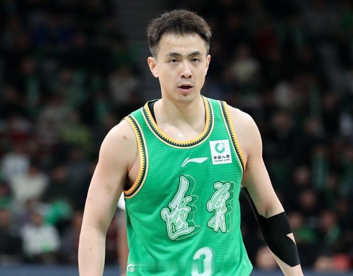 辽宁横扫同曦：赵继伟20+6末节12分 郭昊文18+10赵柏清21分北京时间4月