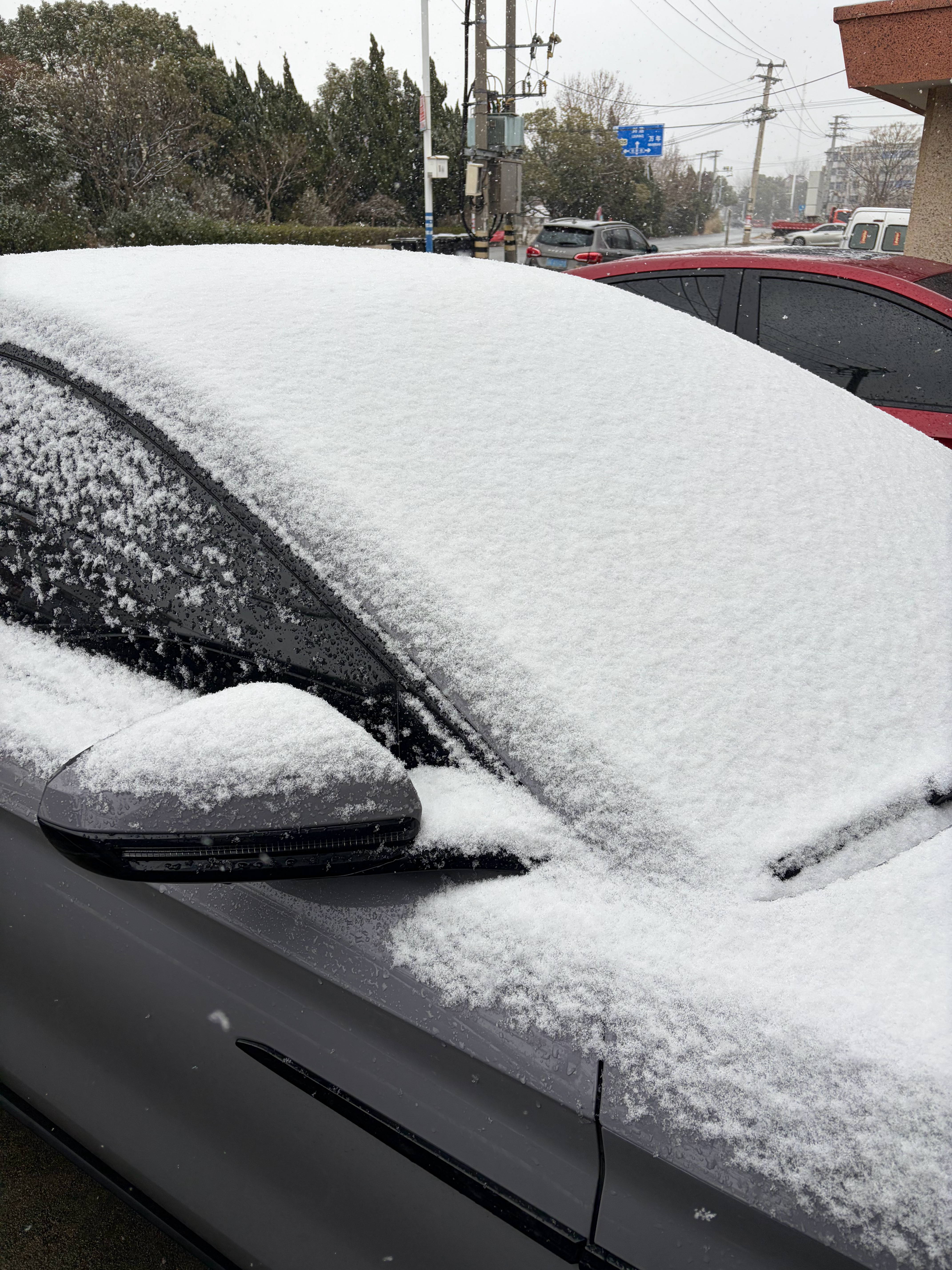 早八人最崩溃的事情出现了，千万不要用卡刮、浇热水！最安全的办法是把积雪清除干净（