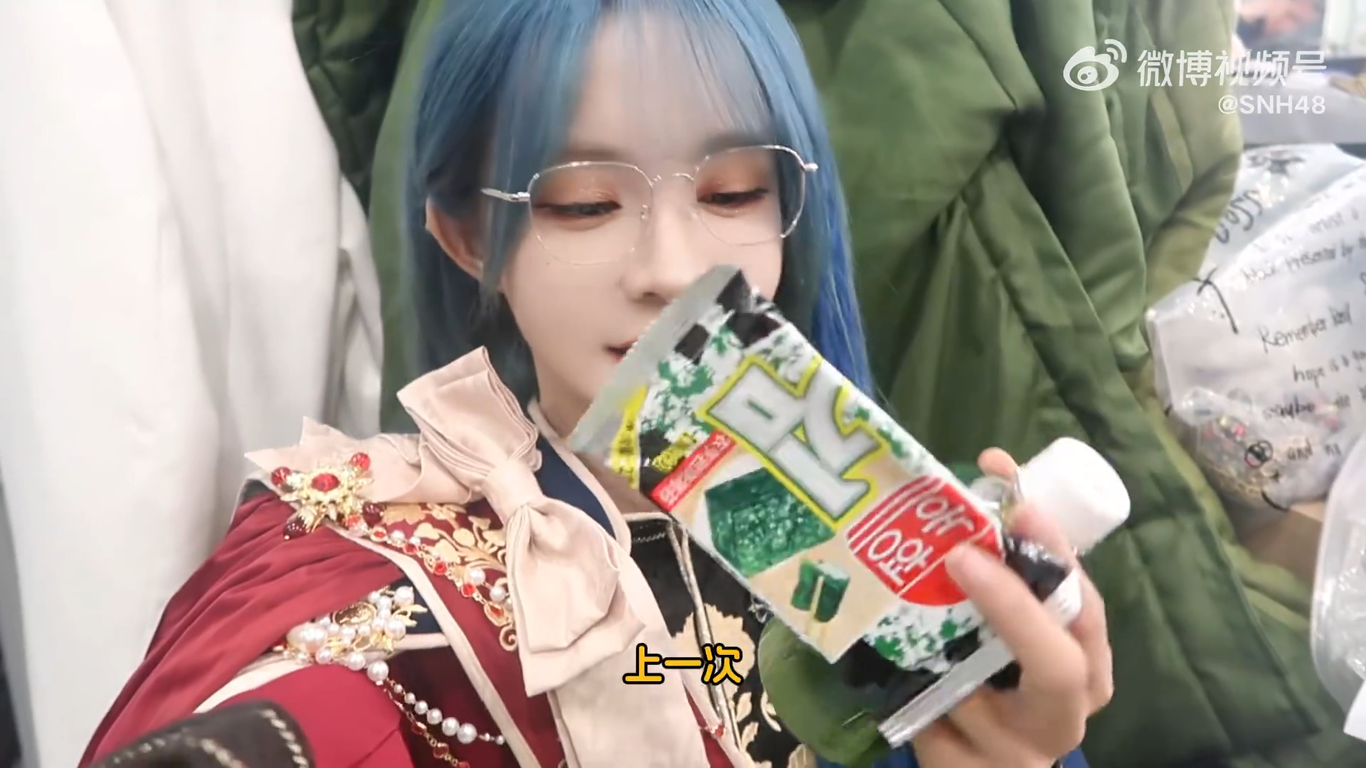 谁能不爱看小獭吃东西！不管是常规海苔还是猎奇的香菜车厘子牛奶、冰镇苦瓜汁，她都能